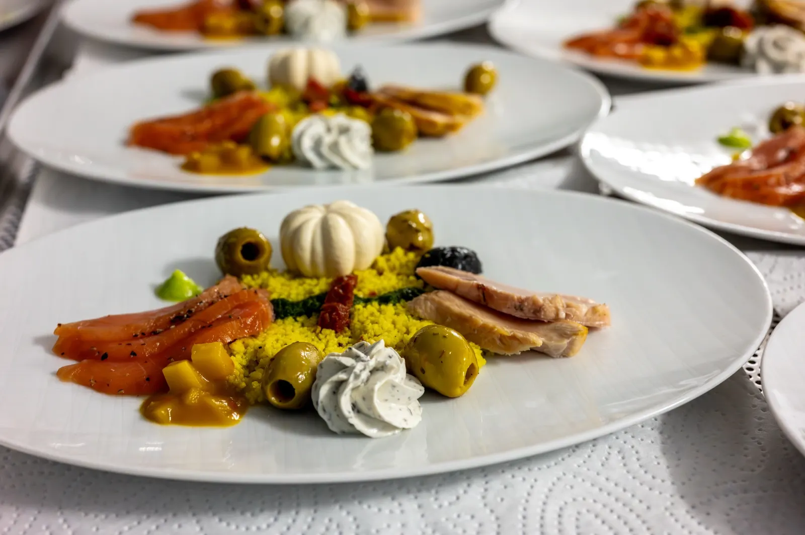 Angerichtete Vorspeisenteller vom Catering
