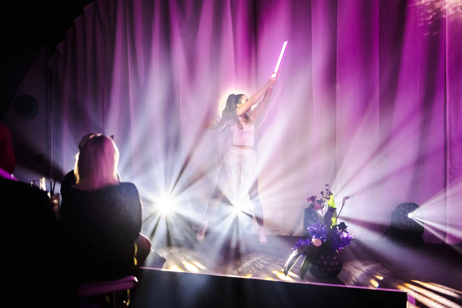 Sängerin auf der Bühne in hellen Lichtkegeln