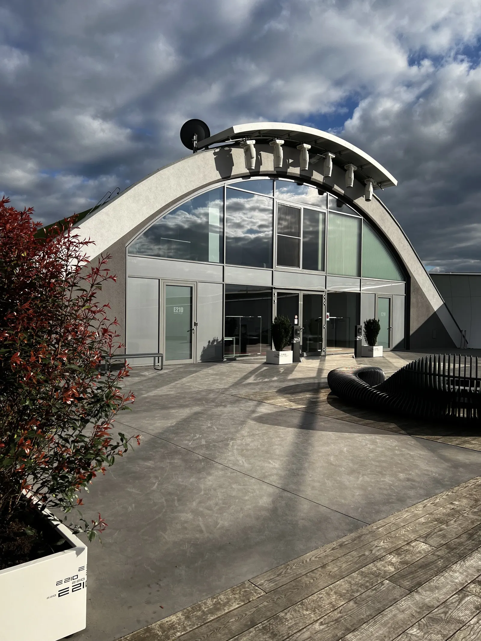 Der Hangar von außen bei wechselhaftem Himmel
