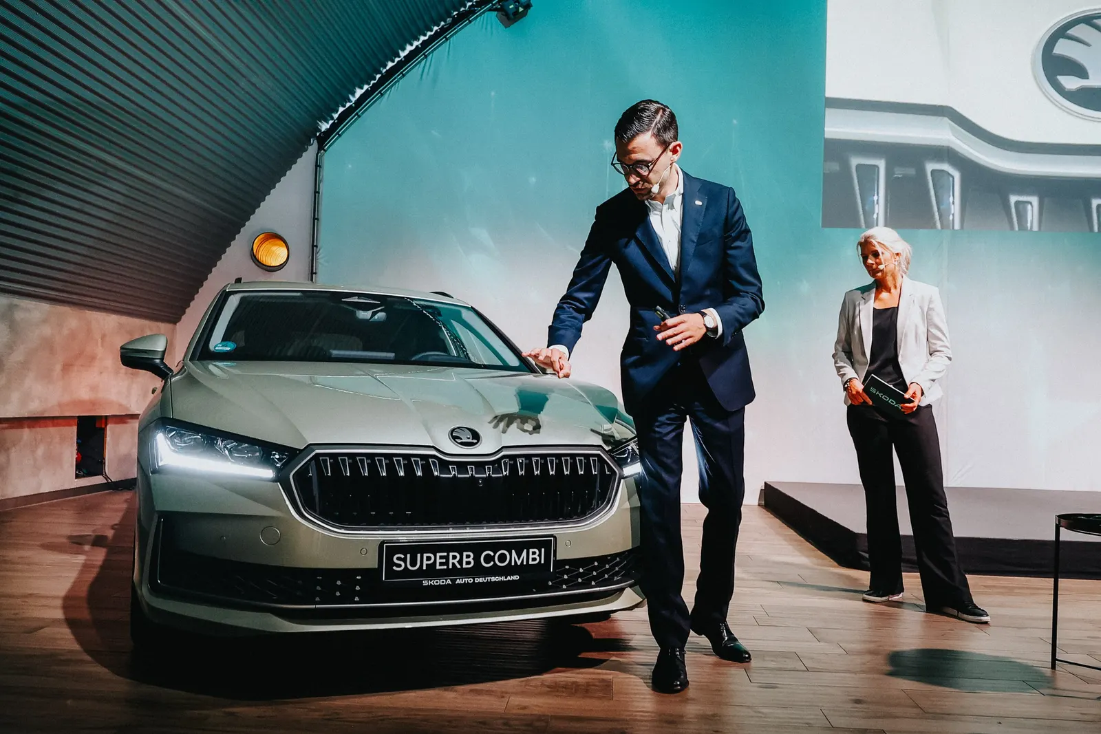 Präsentation eines SKODA Superb Combi auf der Bühne mit zwei Sprechenden