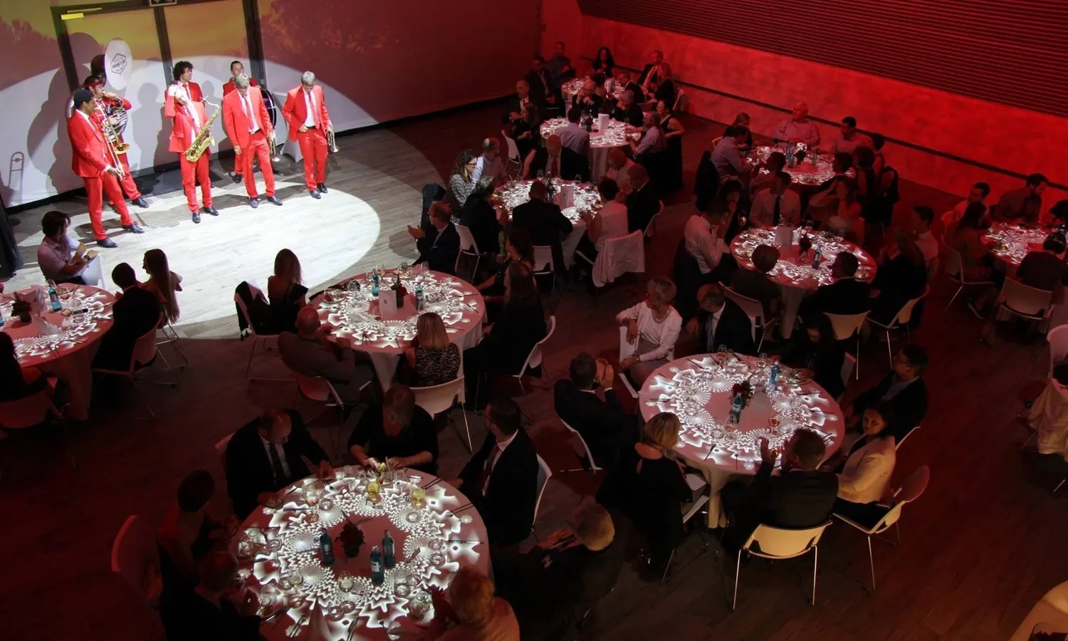 Galadinner mit Lichtmustern, die auf die runden Tische projiziert werden